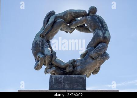 Gros plan sur la roue de la vie créée par Gustav Vigeland contre la lumière du soleil.Vigeland Sculpture Park installation de Vigeland, Frogner Park, Oslo Banque D'Images