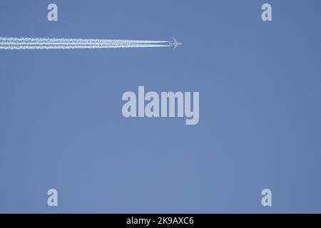 avion avec piste blanche dans un ciel clair. Depuis la gauche. aviation dans le ciel Banque D'Images