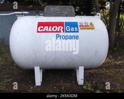 Réservoir extérieur de propane au-dessus du sol pour gaz de la calou pour usage domestique, Écosse, Royaume-Uni Banque D'Images