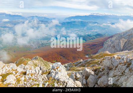 Monte Velino (Italie) - le sommet du paysage du Mont Sirente, l'un des plus hauts sommets des Apennines dans la région des Abruzzes, pendant le feuillage d'automne Banque D'Images