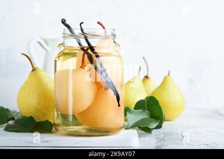 Compote de poire en conserve avec vanilline. Compote de poires. Délicieux compote de poires maison en boîte dans des pots en verre à la maison sur fond clair. Plats faits maison. SP Banque D'Images