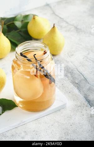 Compote de poire en conserve avec vanilline. Compote de poires. Délicieux compote de poires maison en boîte dans des pots en verre à la maison sur fond clair. Plats faits maison. SP Banque D'Images