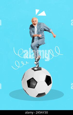Montage photo vertical créatif illustration de drôle de bonne humeur homme âgé dansant sur le ballon de football isolé sur fond bleu Banque D'Images