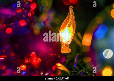 Noël lumière étalant sur un arbre de noël décoré. Banque D'Images