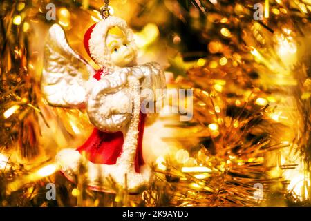 Joli ange jouet suspendu sur la décoration d'un arbre de Noël. Banque D'Images