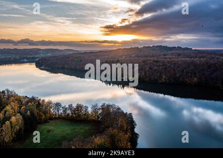 (NOTE DE LA RÉDACTION : image prise avec un drone)Vue au coucher du soleil sur le lac Ostrzyckie près d'Ostrzyce à Kashubia. Le Kashubia est une région culturelle du nord de la Pologne, qui fait partie de Gdansk Pomerania. Il y a plus de 500 lacs dans le district des lacs du Cachemire, les lacs sont aussi élevés que 3,5% de la superficie de la mésorégion. La région est habitée par des Kashubiens qui parlent la langue cachoubienne, qui a le statut de langue régionale en Pologne depuis 2005. Banque D'Images