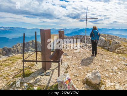 Monte Velino (Italie) - le sommet du paysage du Mont Sirente, l'un des plus hauts sommets des Apennines dans la région des Abruzzes, pendant le feuillage d'automne Banque D'Images