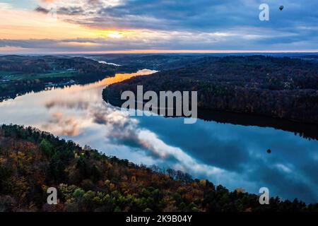 Ostrzyce, Pologne. 14th septembre 2017. (NOTE DE LA RÉDACTION : image prise avec un drone)Vue au coucher du soleil sur le lac Ostrzyckie près d'Ostrzyce à Kashubia. Le Kashubia est une région culturelle du nord de la Pologne, qui fait partie de Gdansk Pomerania. Il y a plus de 500 lacs dans le district des lacs du Cachemire, les lacs sont aussi élevés que 3,5% de la superficie de la mésorégion. La région est habitée par des Kashubiens qui parlent la langue cachoubienne, qui a le statut de langue régionale en Pologne depuis 2005. (Photo de Mateusz Slodkowski/SOPA Images/Sipa USA) crédit: SIPA USA/Alay Live News Banque D'Images