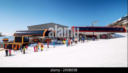 TATRANSKA LOMNICA, SLOVAQUIE - 12 MARS 2022 : station de télésiège dans la station Tatranska Lomnica, dans les montagnes des Hautes Tatras, Slovaquie Banque D'Images