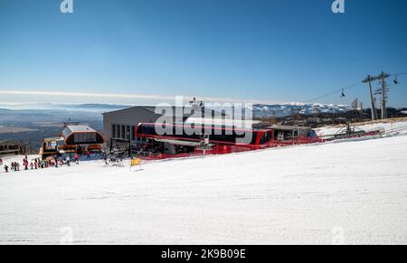 TATRANSKA LOMNICA, SLOVAQUIE - 12 MARS 2022 : station de télésiège dans la station Tatranska Lomnica, dans les montagnes des Hautes Tatras, Slovaquie Banque D'Images