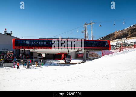 TATRANSKA LOMNICA, SLOVAQUIE - 12 MARS 2022: Station de téléphérique dans la station Tatranska Lomnica dans les montagnes de High Tatras, Slovaquie Banque D'Images