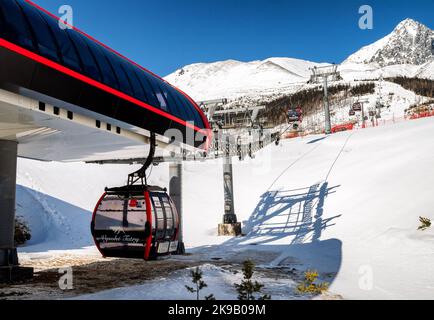 TATRANSKA LOMNICA, SLOVAQUIE - 12 MARS 2022: Station de téléphérique dans la station Tatranska Lomnica dans les montagnes de High Tatras, Slovaquie Banque D'Images