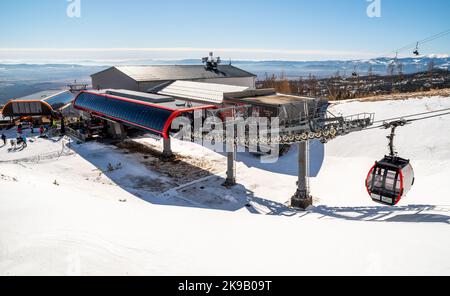 TATRANSKA LOMNICA, SLOVAQUIE - 12 MARS 2022: Station de téléphérique dans la station Tatranska Lomnica dans les montagnes de High Tatras, Slovaquie Banque D'Images