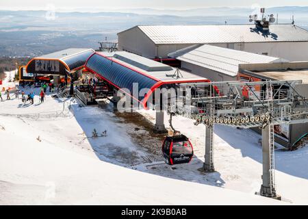 TATRANSKA LOMNICA, SLOVAQUIE - 12 MARS 2022: Station de téléphérique dans la station Tatranska Lomnica dans les montagnes de High Tatras, Slovaquie Banque D'Images