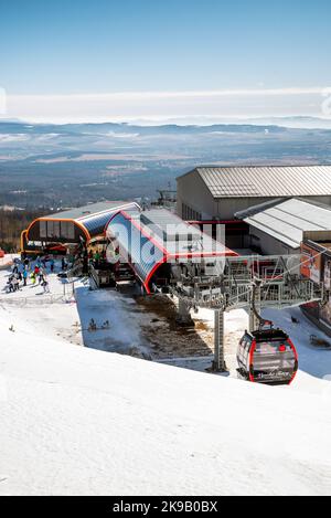 TATRANSKA LOMNICA, SLOVAQUIE - 12 MARS 2022: Station de téléphérique dans la station Tatranska Lomnica dans les montagnes de High Tatras, Slovaquie Banque D'Images