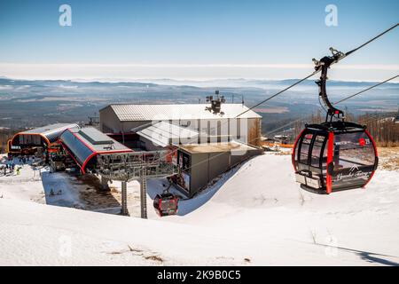 TATRANSKA LOMNICA, SLOVAQUIE - 12 MARS 2022: Station de téléphérique dans la station Tatranska Lomnica dans les montagnes de High Tatras, Slovaquie Banque D'Images