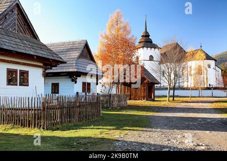 Chalets en bois dans le village. Architecture rurale en plein air musée Pribylina en Slovaquie. Banque D'Images