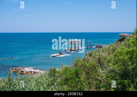 San Vito Chietino - 07-08-2022: Vue en grand angle d'une belle trabocco sur la côte des Abruzzes Banque D'Images