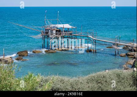 San Vito Chietino - 07-08-2022: Vue en grand angle d'une belle trabocco sur la côte des Abruzzes Banque D'Images