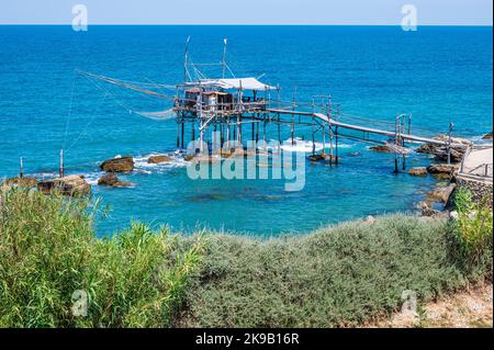 San Vito Chietino - 07-08-2022: Vue en grand angle d'une belle trabocco sur la côte des Abruzzes Banque D'Images