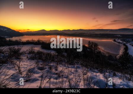 Magnifique ciel frais au lever du soleil au-dessus du lac. Les montagnes du barrage Liptovska Mara et Low Tatras en arrière-plan. Banque D'Images