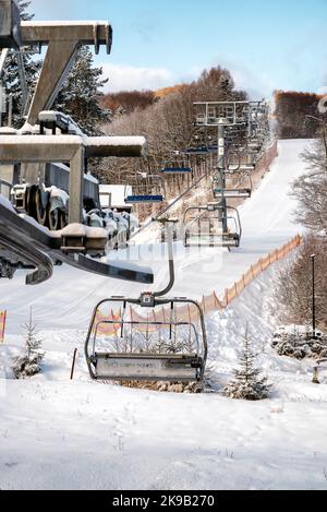 VALCA, SLOVAQUIE - 22 JANVIER 2022 : chaises vides à la chaise de remontée mécanique de la station de ski Snowland Valca en hiver. Banque D'Images