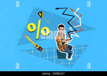 Illustration créative d'un collage de l'homme intelligent et impressionné qui réussit tenir les flèches du smartphone isolées sur fond bleu Banque D'Images