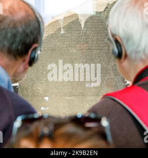 LONDRES, ROYAUME-UNI - 15 MAI 2018 : visiteurs regardant la pierre de Rosetta dans le musée britannique Banque D'Images