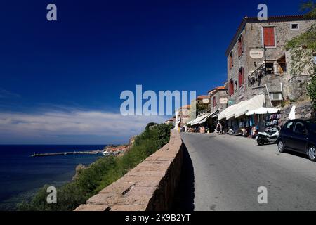 Les plus belles scènes de Molyvos, et vue sur le port. Île de Lesbos, Nord de la mer Égée, Grèce. Septembre / octobre 2022. cym Banque D'Images