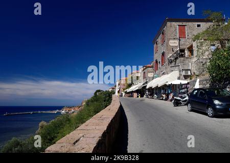 Les plus belles scènes de Molyvos, et vue sur le port. Île de Lesbos, Nord de la mer Égée, Grèce. Septembre / octobre 2022. cym Banque D'Images