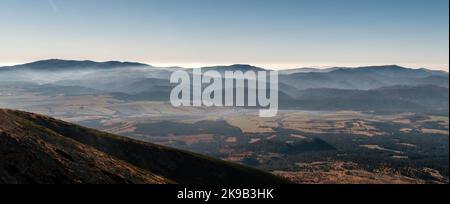 Chaîne de montagne Basse montagne Tatras en Slovaquie. Vue depuis le sommet de Krivan dans les montagnes de High Tatras. Banque D'Images