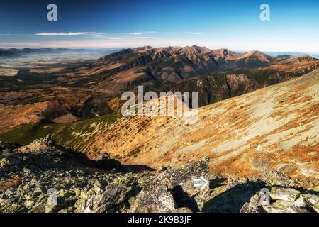 Magnifique paysage de montagne. Tatras de l'Ouest en Slovaquie. Vue depuis le sommet de Krivan dans les montagnes de High Tatras Banque D'Images