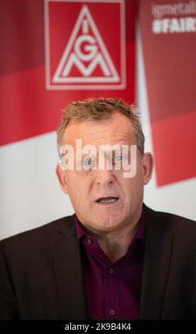 27 octobre 2022, Bade-Wurtemberg, Böblingen: Roman Zitzelsberger, directeur de district et négociateur d'IG Metall Baden-Württemberg, fait une déclaration à la presse avant le début de nouvelles négociations collectives dans l'industrie du métal et de l'électricité. Photo: Christoph Schmidt/dpa Banque D'Images