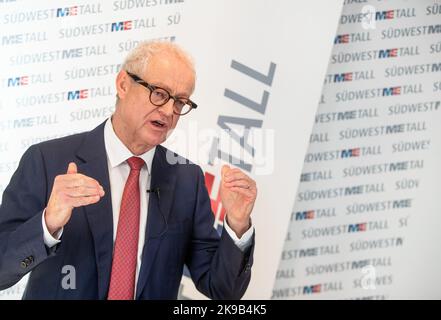 27 octobre 2022, Bade-Wurtemberg, Böblingen: Harald Marquardt, négociateur en chef pour Südwestmetall, fait une déclaration à la presse avant le début des négociations collectives dans le secteur des métaux et de l'électricité. Photo: Christoph Schmidt/dpa Banque D'Images