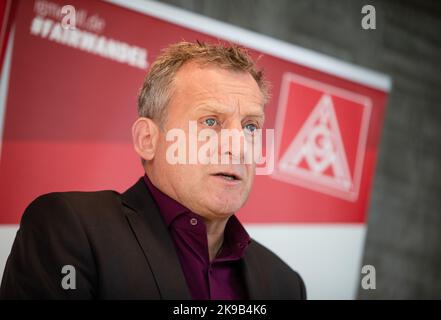 27 octobre 2022, Bade-Wurtemberg, Böblingen: Roman Zitzelsberger, directeur de district et négociateur d'IG Metall Baden-Württemberg, fait une déclaration à la presse avant le début de nouvelles négociations collectives dans l'industrie du métal et de l'électricité. Photo: Christoph Schmidt/dpa Banque D'Images