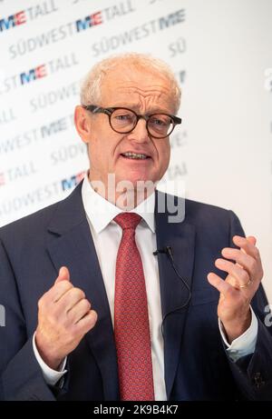 27 octobre 2022, Bade-Wurtemberg, Böblingen: Harald Marquardt, négociateur en chef pour Südwestmetall, fait une déclaration à la presse avant le début des négociations collectives dans le secteur des métaux et de l'électricité. Photo: Christoph Schmidt/dpa Banque D'Images