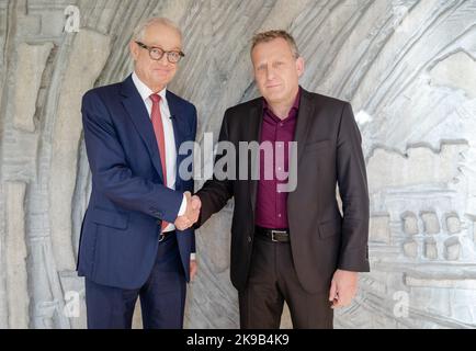27 octobre 2022, Baden-Württemberg, Böblingen: Avant le début de la négociation collective dans l'industrie des métaux et de l'électricité, Harald Marquardt (l), négociateur pour Südwestmetall, se met à la main avec Roman Zitzelsberger, directeur de district et négociateur pour IG Metall Baden-Württemberg. Photo: Christoph Schmidt/dpa Banque D'Images