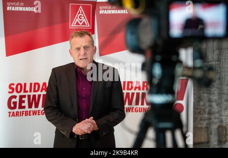 27 octobre 2022, Bade-Wurtemberg, Böblingen: Roman Zitzelsberger, directeur de district et négociateur d'IG Metall Baden-Württemberg, fait une déclaration à la presse avant le début de nouvelles négociations collectives dans l'industrie du métal et de l'électricité. Photo: Christoph Schmidt/dpa Banque D'Images