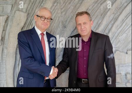 27 octobre 2022, Baden-Württemberg, Böblingen: Avant le début de la négociation collective dans l'industrie des métaux et de l'électricité, Harald Marquardt (l), négociateur pour Südwestmetall, se met à la main avec Roman Zitzelsberger, directeur de district et négociateur pour IG Metall Baden-Württemberg. Photo: Christoph Schmidt/dpa Banque D'Images