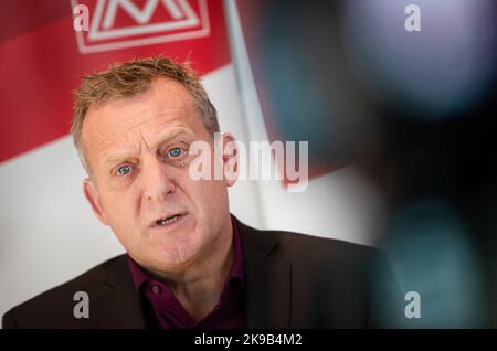 27 octobre 2022, Bade-Wurtemberg, Böblingen: Roman Zitzelsberger, directeur de district et négociateur d'IG Metall Baden-Württemberg, fait une déclaration à la presse avant le début de nouvelles négociations collectives dans l'industrie du métal et de l'électricité. Photo: Christoph Schmidt/dpa Banque D'Images