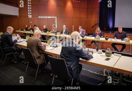 27 octobre 2022, Bade-Wurtemberg, Böblingen: Avant le début de la négociation collective dans l'industrie du métal et de l'électricité, les participants d'IG Metall et de Südwestmetall se réunissent dans une salle de négociation. Harald Marquardt, négociateur de Südwestmetall, est assis à la table d'entrée à droite, et Roman Zitzelsberger, directeur de district et négociateur d'IG Metall Baden-Württemberg, est assis à la rangée arrière des tables, également à droite. Photo: Christoph Schmidt/dpa Banque D'Images