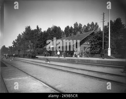 La gare a ouvert pour la circulation sur 1 octobre 1869. Le bâtiment (un étage et un demi-étage en brique) a été modernisé en 1946 lorsque l'eau et les eaux usées ont été installées. La station a ouvert 1/10 1869, arrêt 18/6 1973, mais reste une station de technologie de la circulation. Stationshuset a vendu SJ CC 420 avec un train de voyageurs Banque D'Images