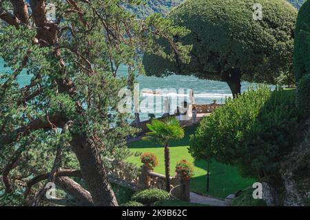 Villa del Balbianello Gardens, vue en été sur la terrasse inférieure au bord du lac des jardins pittoresques de la Villa del Balbianello, Lac de Côme, Italie Banque D'Images