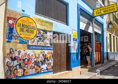 La Bodeguita del Medio. Mur extérieur ou façade avec une murale pleine de portraits. Banque D'Images