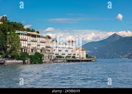 Lac de Cavenabbia, vue en été de la pittoresque ville de Cavenabbia située sur le rivage ouest du lac de Côme, Lombardie, Italie Banque D'Images