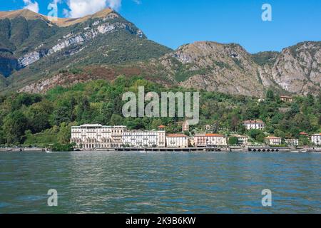 Lac de Cavenabbia, vue en été de la pittoresque ville de Cavenabbia située sur la rive ouest du lac de Côme, Lombardie, Italie Banque D'Images