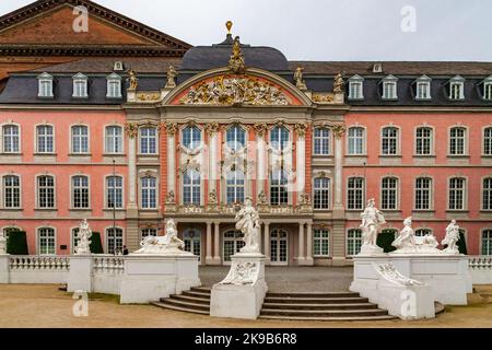 Grande vue rapprochée du célèbre Palais électoral avec sa façade rococo rose à l'entrée principale de l'aile sud à Trèves, en Allemagne. Il abrite maintenant... Banque D'Images