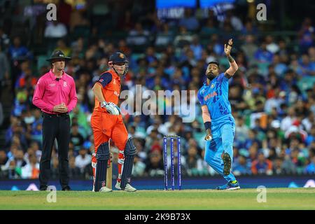 27th octobre 2022 ; Sydney Cricket Ground NSW, Australie : coupe du monde de cricket T20, pays-Bas contre Inde : Hardik Pandya of India Bowls Banque D'Images