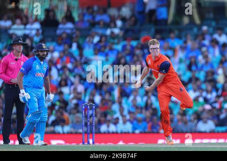 27th octobre 2022 ; Sydney Cricket Ground NSW, Australie : coupe du monde de cricket T20, pays-Bas contre Inde : Tim Pringle de Netherlands Bowls Banque D'Images