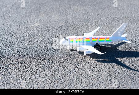 Gros plan d'un avion jouet stationné sur la route. Concept de voyage créatif en avion. Banque D'Images